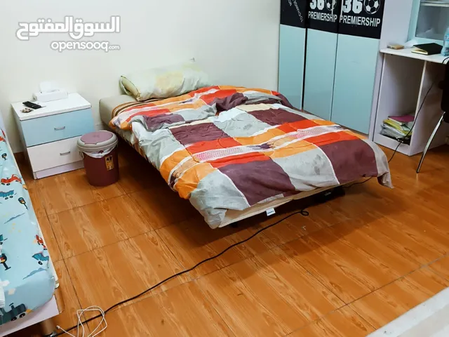 سرير داخل غرفة مشاركة شامل