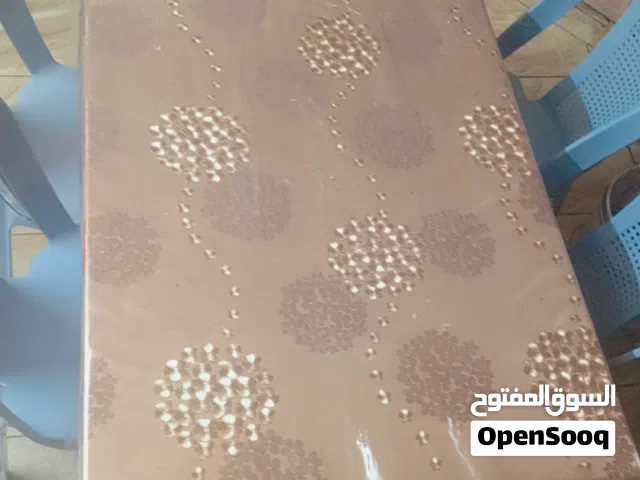 طاولة سفرة بلاستيك شكل مستطيل  اللون رمادي واربع كراسي