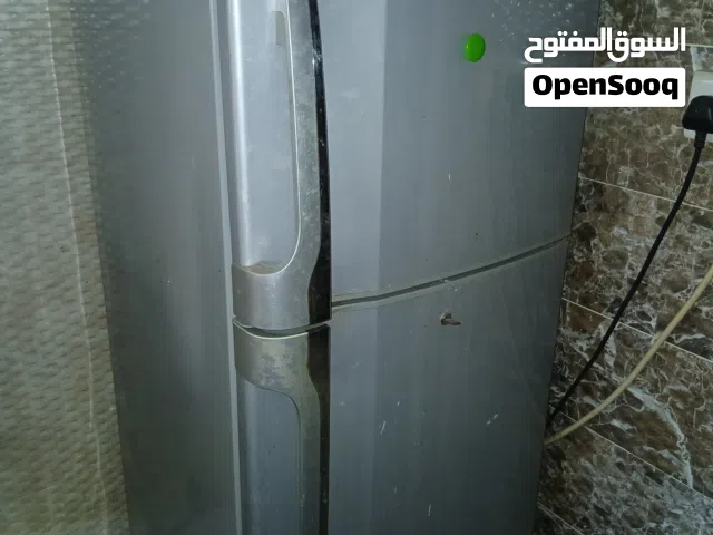 ثلاجة متوسطة الحجم