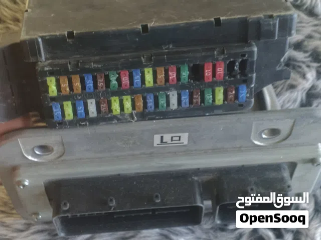 كمبيوتر محرك وعلبة فيوزات داخليه