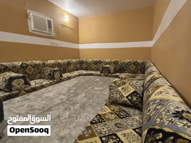 مجلس عربي أربعة في أربعة شبه جديد على الشرط