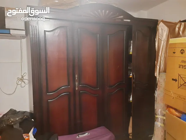 دولاب خشيى بنى اللون للبيع ارتفاع 2متر وعرضه 2متر