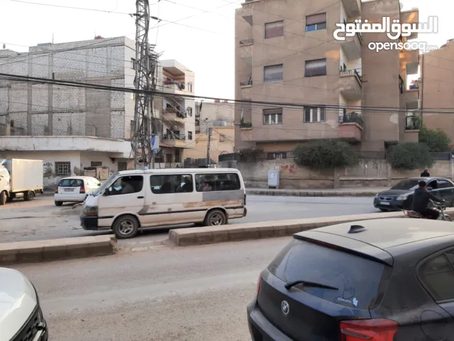 شقة ارضية مساحة داخلية 200 م2 مع غرفة قبو 15 م2 مع محلين احدهما صيدلية الذهبي مساحة 55 م2 مع حديقة