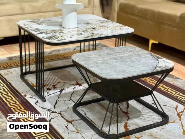 طاولات وسط متداخلة بتصميم رخامي فاخر ولمسات ذهبية ملكية سطح رخامي أنيق يعطي ديكور بيتك لمسة راقية