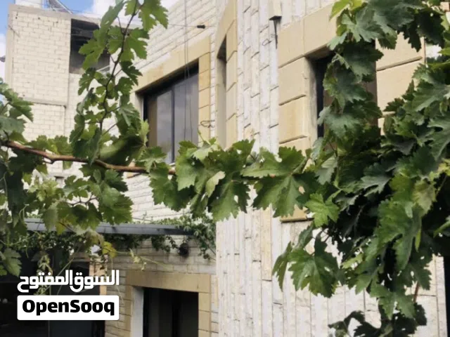 بيت نظام امريكي واجهة حجر ع شارع 12 متر مستودع ع الشارع البيت حجه نازل للطابو