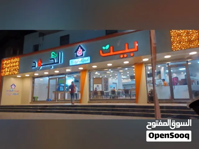 مطعم للايجار ( رئيسي عين زارة قبل الخمسة شوارع ) من المالك مباشرة