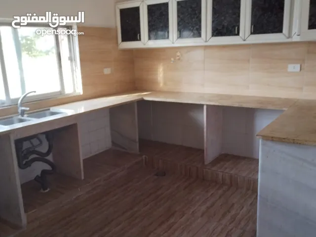 شقة ارضية 140متر مع حديقة 175 متر مع كراح محول لمخزن 38 متر بسعر لقطة من المالك حي الاطباء والمهندسي