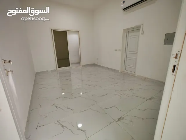 للإيجار استوديو اول ساكن بشعبه الوطاه قريب من المول الجديد و خلف مسجد الشيخه موزه شامل كهرباء و ميا
