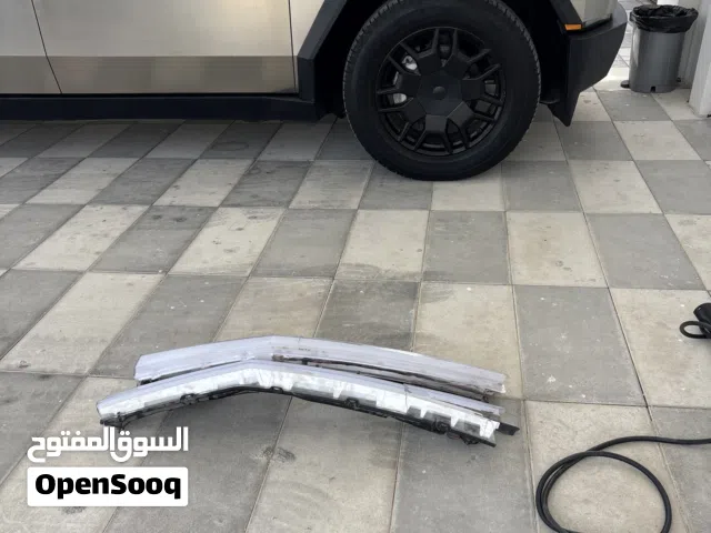Tesla cybertruck light bar front كامل