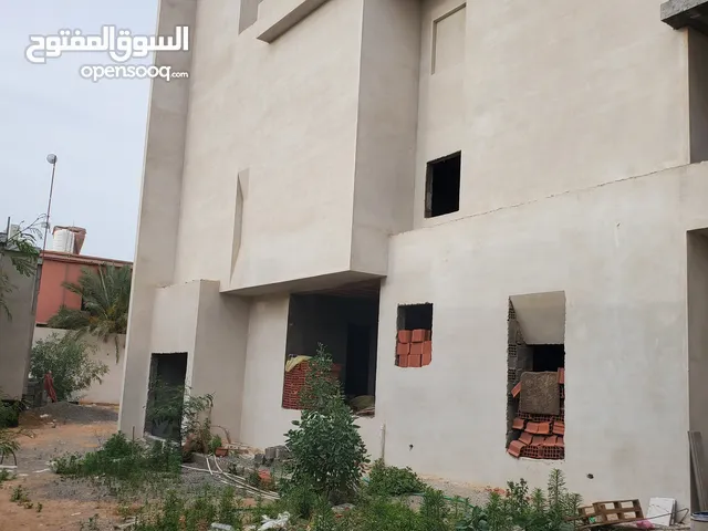 مبنى مكون من عدة طوابق ومساحة ارض للاريجار سنوي