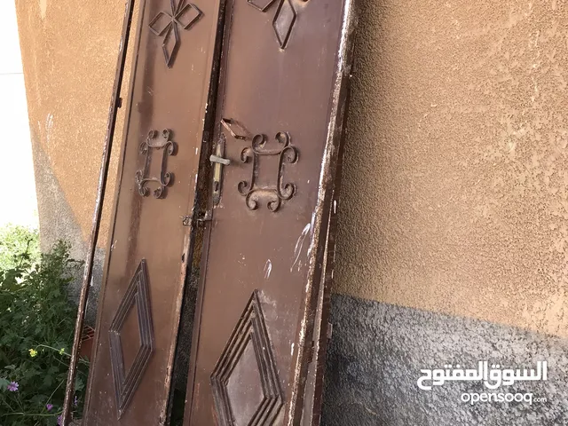باب حديد خارجي 2,30طول و 1,20 بالقفص 2,76 مترمربع