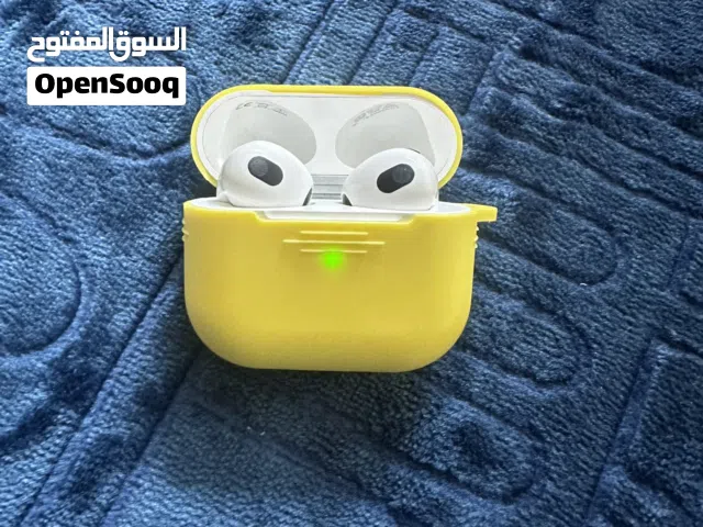 سماعة ايربودز اصلية مية بالمية بس السماعات وحدة شغالة بصوت واطي والثانية مش شغالة للبيع بسعر حرق حرق