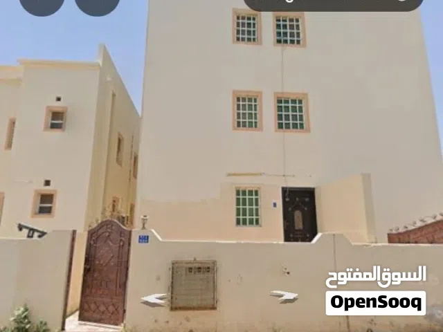للايجار شقة ارضية ممتازة وبمساحة واسعة في المعبيلة مقابل دانوب وبجوار مسقط ميجا