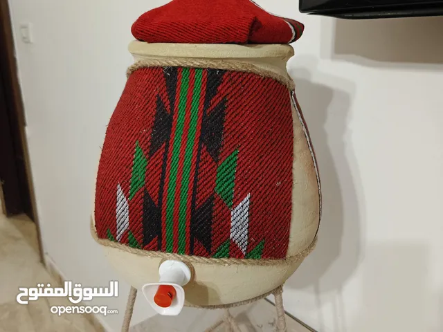 زير ماء فخار حوالي 7 لتر مزين بنمط تراثي مع القاعدة والغطاء والحنفية / صحي و الترشيح مضمون