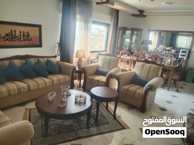 شقة مميزة و بحالة ممتازة و باطلالة دائمة في اجمل احياء ضاحية الرشيد مساحة 181م قرب مجمع اميمة