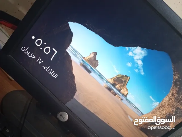 كمبيوتر مع كامل اغراضه للبيع بسعر بسيط قابل للتفاوض