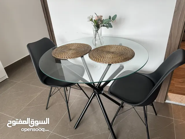 طاوله و كرسيين table with 2 chairs