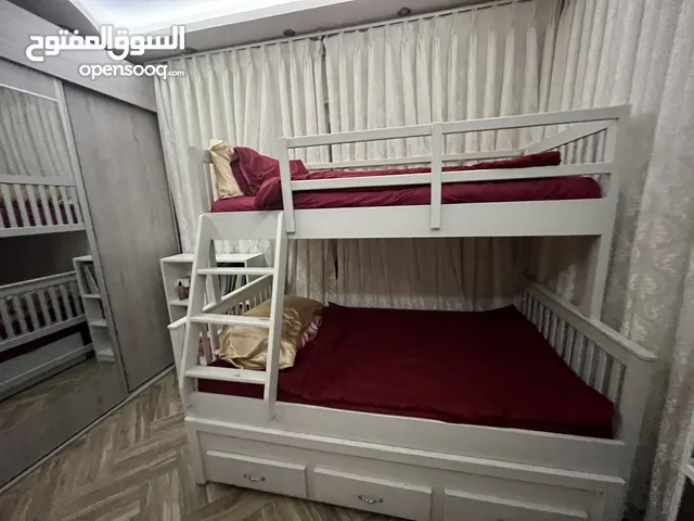 تخت ثلاث طوابق مستعمل في حالة جيدة