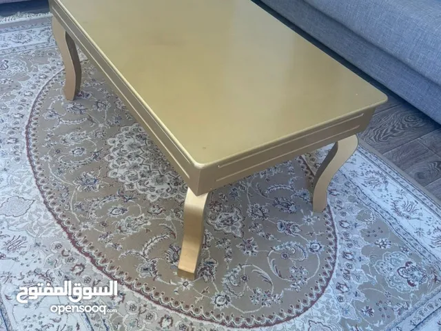طاولة جلسة وستار شبه جدد