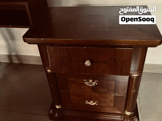 كومودينا واحده مستعمله للبيع خشب لاتيه ممتاز لكن بحاجه إلى صيانه بسعر 5دنانير