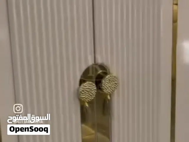 غرفة تركية ممتازة حالتها بس المكان صغير مفتوحة بس تنقلوها الكنتور 8 أبواب الجرباية بيها مخزن مكاني.