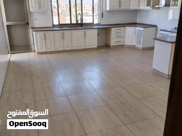 شقه واسعه اربع غرف نوم للأيجار الرابيه طابق ثالث