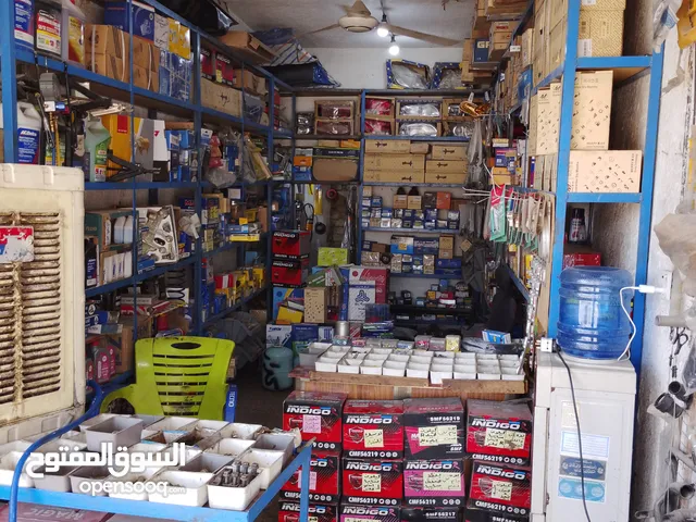 محل مع قطع غيار السيارات للبيع