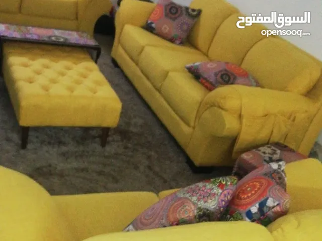طقم كنب 7 مقاعد مع بفة قابل للتفاوض مستعمل حال الوكاله