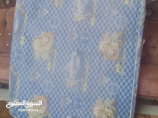 فرشه تخت نفض ونص مستعمل الطول متر و 80 والعرض متر 25 ضغط 14