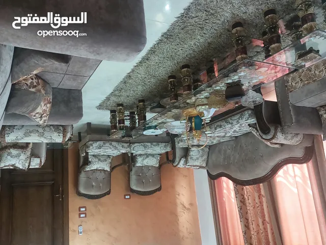 للبيع طقمين كنب جلوس أحدهما أحرف زان