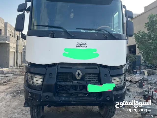 Tractor Unit Renault 2016 in Muscat