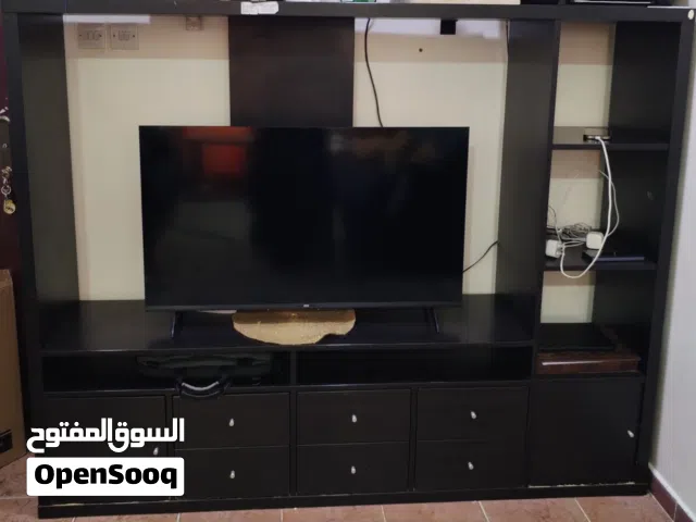 تلفزيون نظيف جدا جدا استعمال شهرين فقط مع الحامل و الطاولة