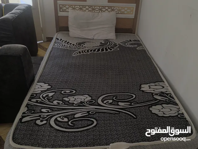 ثلاثه سراير مع المرتبه، جوده عاليه من شركه القباني للاثاث، لم يستخدم لفتره طويله