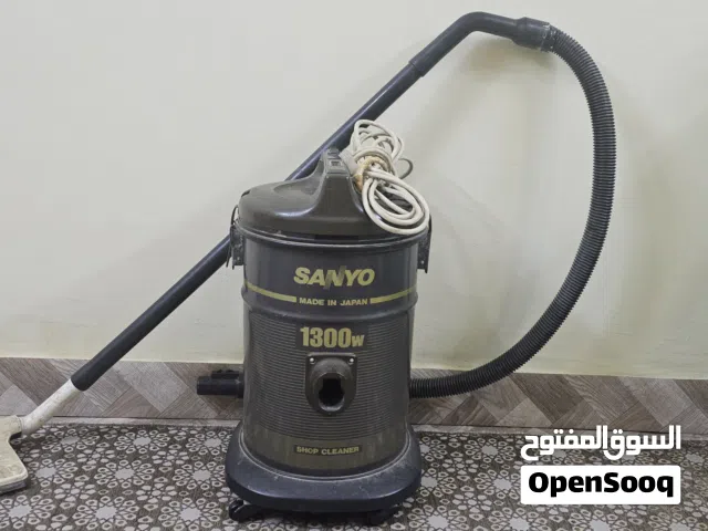 Sanyo vacuum cleaner for Shop. Made in Japan, 1300W. Working condition and very powerful succession.