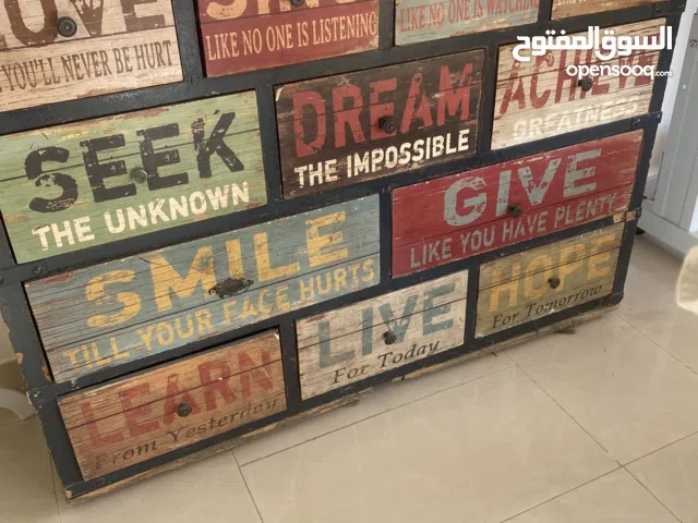 خزائن ديكور وطاولة وسط