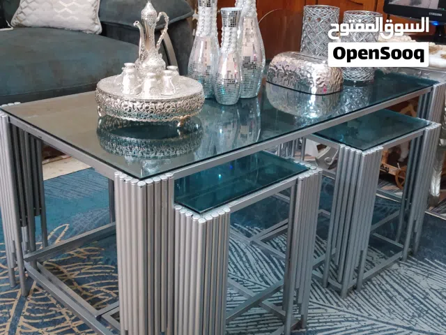 طاوله كبيره ومعها اربع طربيزات للضيوف