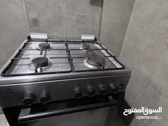 Used oven in a good condition with  a Gas cylinder فرن مستعمل في حالة جيدة مع قارورة الغاز