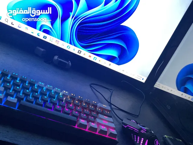 Pc حديث استعمال قليل جداً نظيف