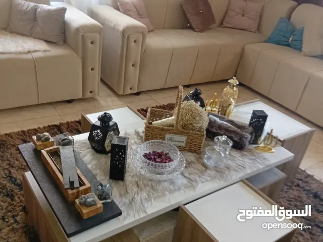 اثاث للبيع غرغة جلوس كامل بداعي السفر المكان البيادر. الجندويل ربنا يبارك لصاحب النصيب