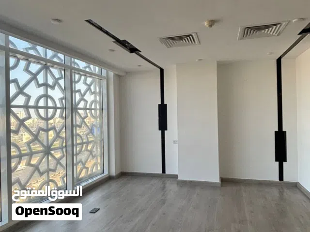 فرصة ذهبية ديكور مكتب للبيع متكامل في الخوير في مبنى مسقط للتامين جاهز للتسليم بمساحة140مترمربع.