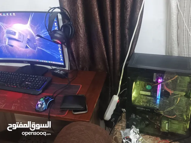 كمبيوتر مع شاشة
