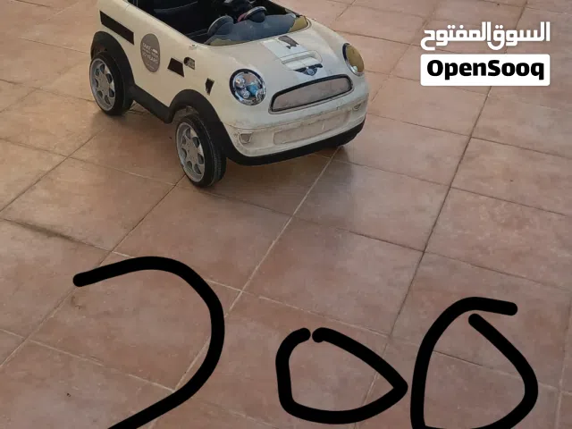 دراجات وسكوترات وسيارتين للبيع