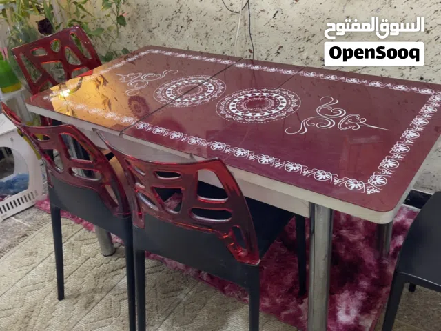 ميز طعام مع اربع كراسي