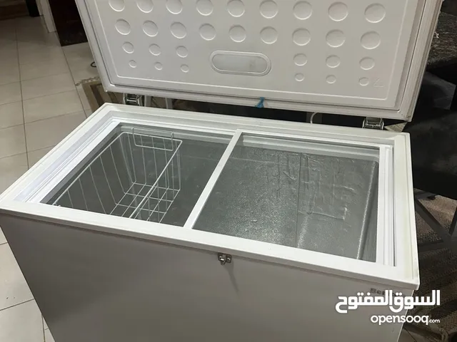 سعة200 لتر ، فريزر بطح لون ابيض للبيع مع سلة وطبقتين زجاج وقفل