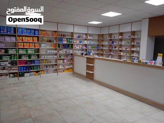 صيدلية في مدينة الزاوية جاهزة بالأدوية ورخصة جاهزة مستمرة  في موقع تجاري وحيوي طريق ابوجناح للمنزلية