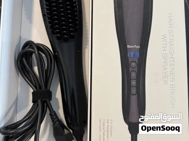 برشة كهربائية بتفرد الشعر وبتمشطه وفي نفس الوقت بتطلع بخار أيون يرطب الشعر ويخليه ناعم وبراق