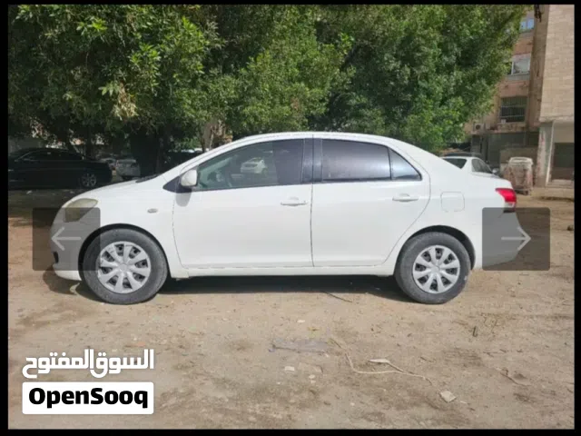 تويوتا يارس 2010 موديل صالون سيدان أبيض مستعملة بحالة ممتازة