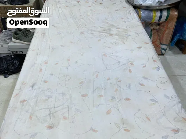 سرير مع ميز تواليت