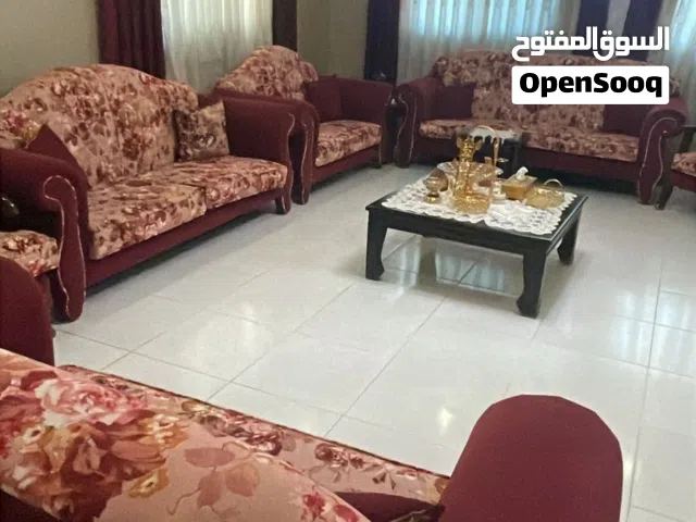 طقمين كنب 14 مقعد بحاله ممتازه