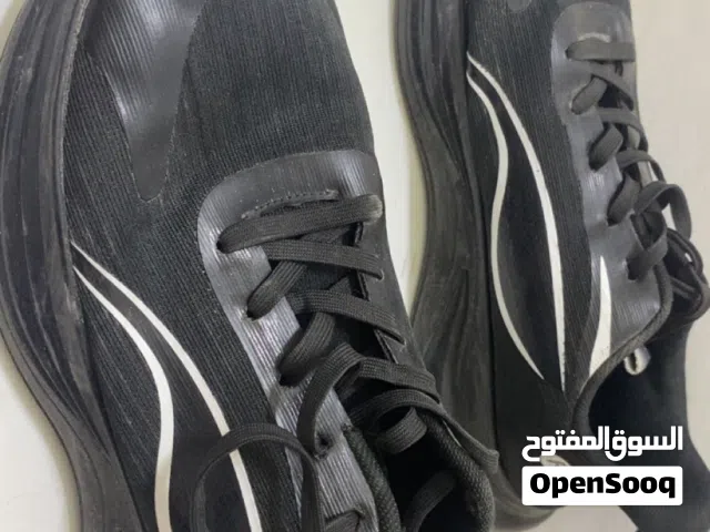 حذاء رياضي للبيع  بحالة ممتازة ونظيف جداً، استخدام خفيف وما فيه أي عيوب تذكر